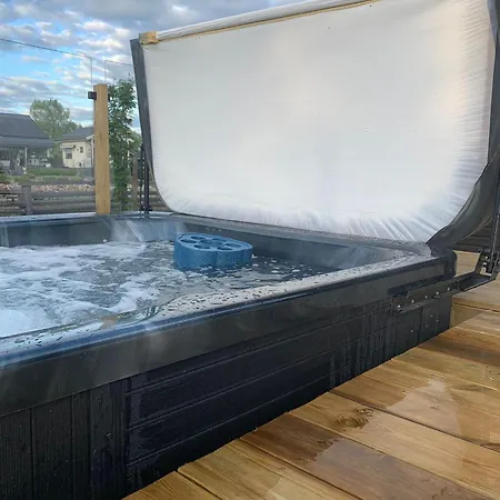 Sauna, Tupa Ja Poreallas Joen Varrella Alpesi faház